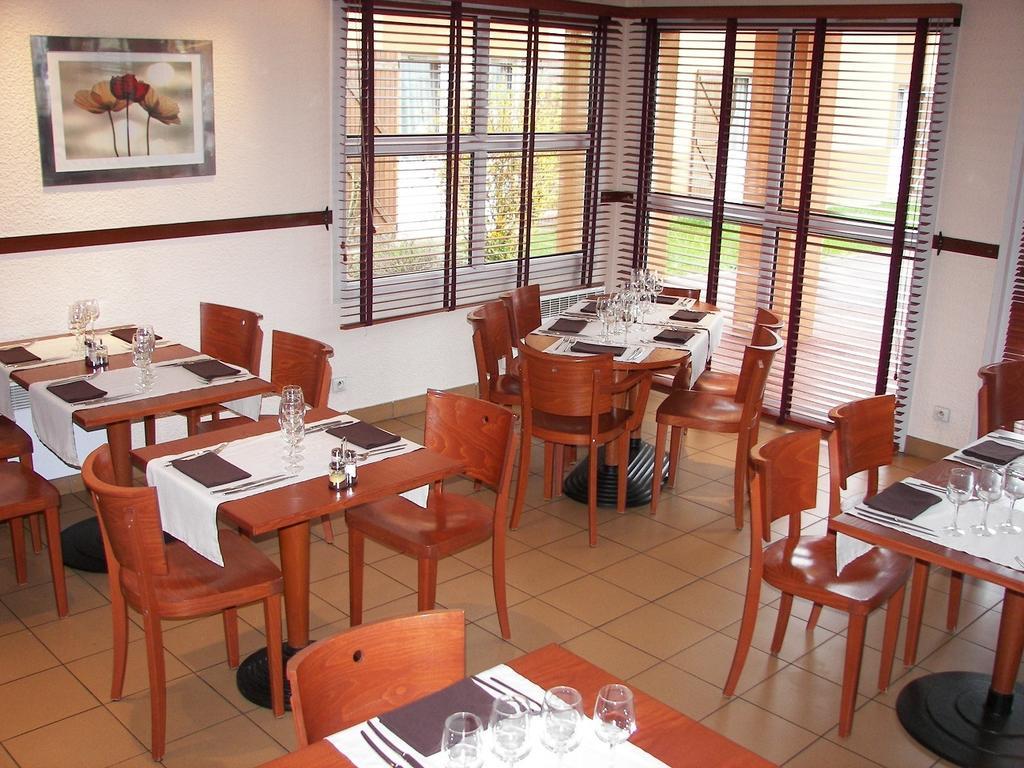 Comfort Hotel Orleans Saran Restaurant photo